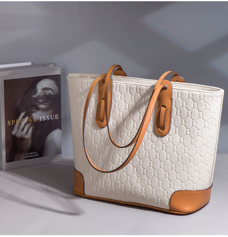 Women's High Quality PU Leather Handbag With Zipper Closure Polyester Cotton Lining Chain Decoration for Spring and Summer
